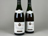 deux bouteilles de vin posées l'une à côté de l'autre sur une table