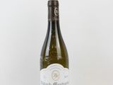 une bouteille de vin blanc sur fond blanc