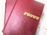 deux livres rouges posés sur une table blanche