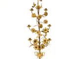 une image représentant un grand arbre en métal doré orné de fleurs