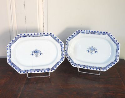 deux assiettes posées sur une table en bois