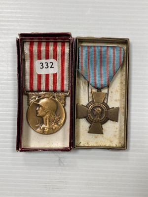 deux médailles se trouvent dans un écrin avec un ruban et une médaille