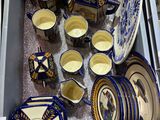 de nombreuses assiettes et tasses dans une boîte posée sur la table