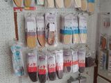 de nombreuses paires de chaussettes accrochées au mur
