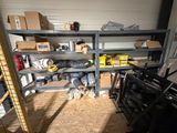 une pièce remplie de nombreuses boîtes et d'outils
