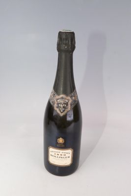 une bouteille de vin posée sur une table