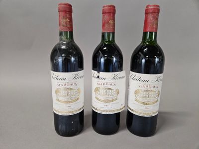 trois bouteilles de vin rouge posées sur une table l'une à côté de l'autre
