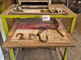 une table avec des outils dans un garage