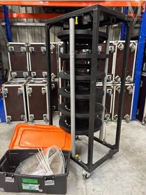 une valise noire et orange posée à côté d'une pile de valises noires et orange