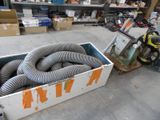 une caisse remplie de tuyaux au milieu d'une pièce