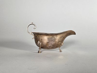 une baignoire ancienne plaquée argent, dotée d'une poignée incurvée