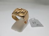 Gros plan sur une bague en or portant une étiquette