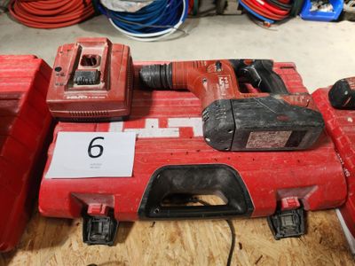 une photo d'une boîte à outils rouge sur laquelle sont posés des outils