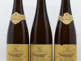 trois bouteilles de vin posées l'une à côté de l'autre sur une table