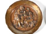 paire d'assiettes anciennes en bronze représentant une scène avec un homme et une femme dans un paysage