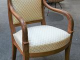 une chaise qui se trouve au milieu d'une pièce