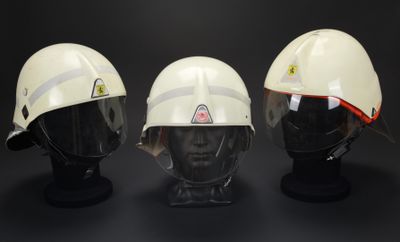 trois casques blancs sont alignés sur un fond noir