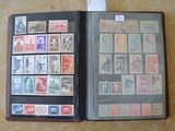 un livre avec des timbres, posé sur une table