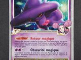un gros plan d'une carte Pokémon sur laquelle figure un chapeau violet