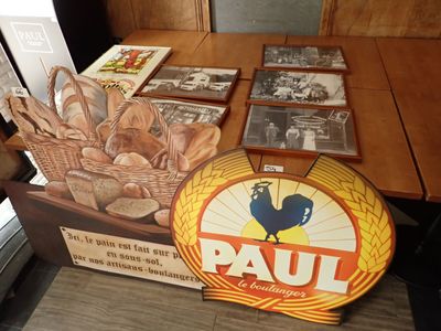une table en bois sur laquelle sont posés une pancarte et plusieurs photos