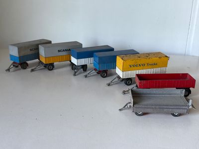 un petit train posé sur une table