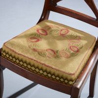 Suite de trois chaises en acajou et placage d’acajou, le dos… (photo 4)
