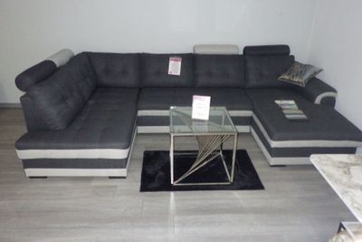 un canapé modulable noir et blanc dans un salon