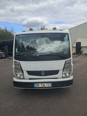a white truck that is parked in a parking lot