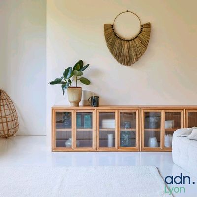 une pièce avec un canapé, une table et un miroir accroché au mur
