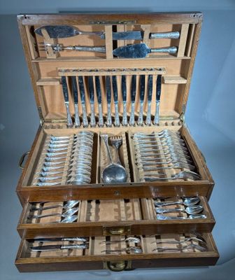 un coffret en bois contenant de l'argenterie sur une table