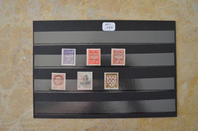 une photo d'une collection de timbres sur un mur