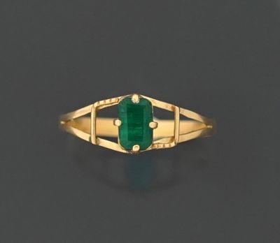Bague en or jaune 18K 750 millièmes ornée d'une émeraude de …