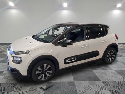 la citrole blanche est garee sur un carrelage en damier