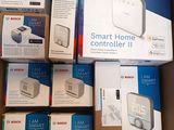 Plusieurs boîtes de contrôleurs « Smart Home » de Bosch sont empilées les unes sur les autres.