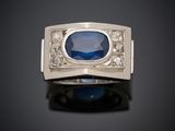 bague en saphir bleu et diamant sur fond noir