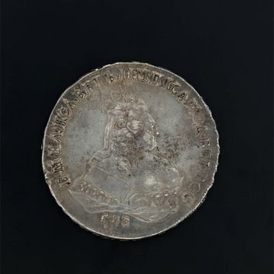 un gros plan d'une pièce d'argent sur laquelle figure l'effigie d'une femme