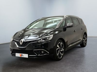 La voiture noire est garée dans une pièce aux murs blancs