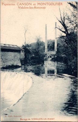 une couverture de livre sur laquelle figure l'image d'une rivière qui la traverse