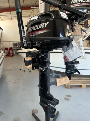 une photo d'un bateau à moteur dans un magasin