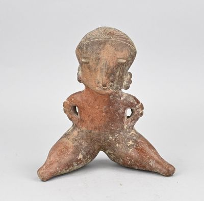 figurine représentant un homme assis, tenant une fleur dans une main et une autre fleur dans l'autre