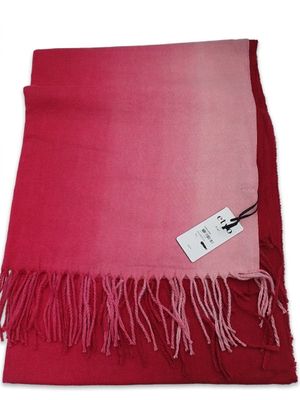 une écharpe rouge et rose à franges sur fond blanc