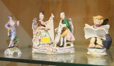 de nombreuses figurines posées sur une étagère en verre