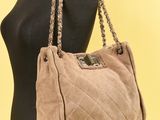 sac à bandoulière matelassé beige sur un mannequin mannequin mannequin mannequin mannequin mannequin mannequin mannequin mannequin mann