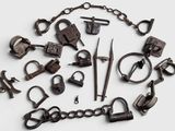de nombreux types de cadenas et de chaînes disposés en cercle