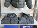 deux photos d'une veste et d'une paire de chaussures posées sur une table