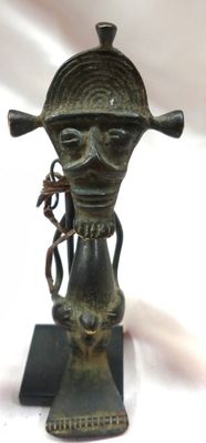 figurine en bronze représentant un homme coiffé d'un chapeau