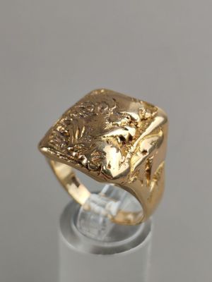 BAGUE CHEVALIERE en or jaune (750/°°°) à décor d'Eole.