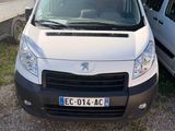 deux camionnettes blanches garées l'une à côté de l'autre dans un parking