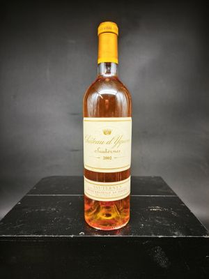 une bouteille de vin posée sur une table noire