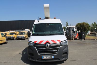 une camionnette blanche garée dans un parking